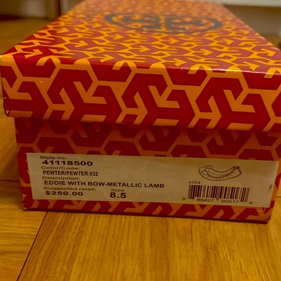 Tory Burch eddie with bow-metallic lamb - Picture 2 of 5